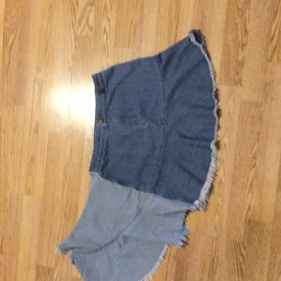 A blue denim skirt - Picture 3 of 6